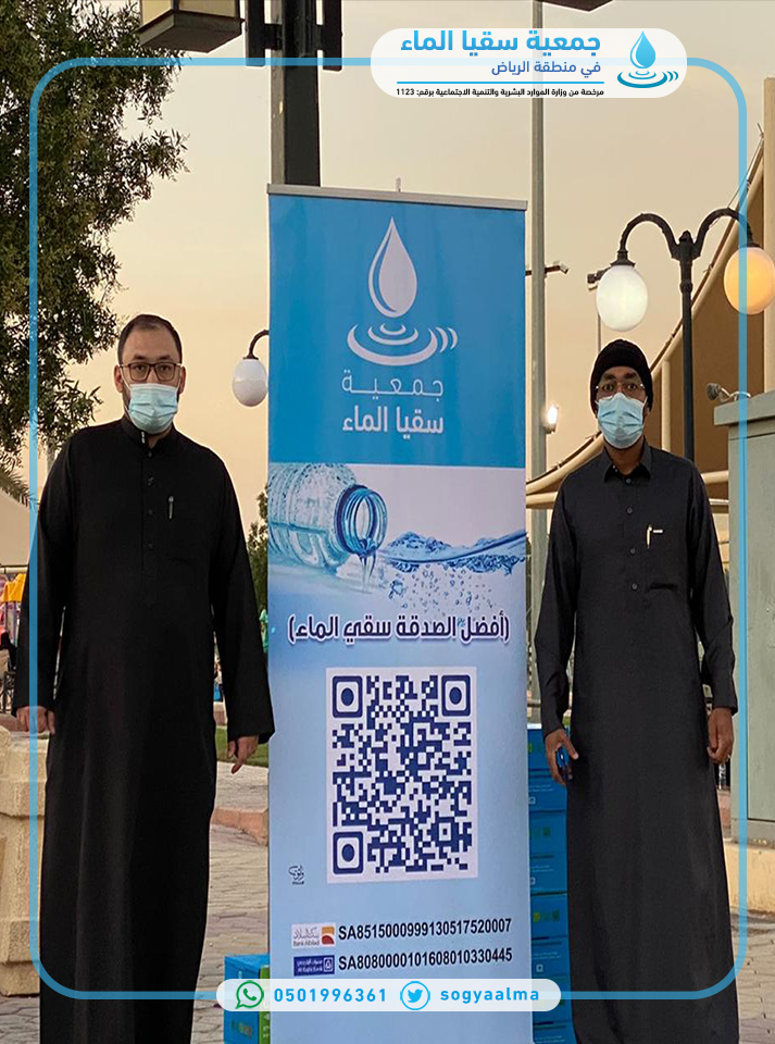 توزيع كراتين ماء في الأماكن العامة